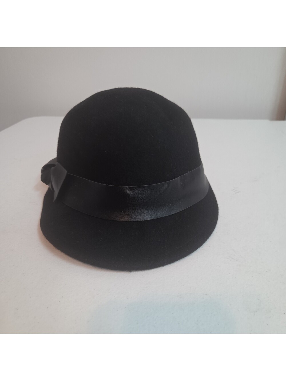 women's black felt riding cap w/ bow trim by Bebe onesize